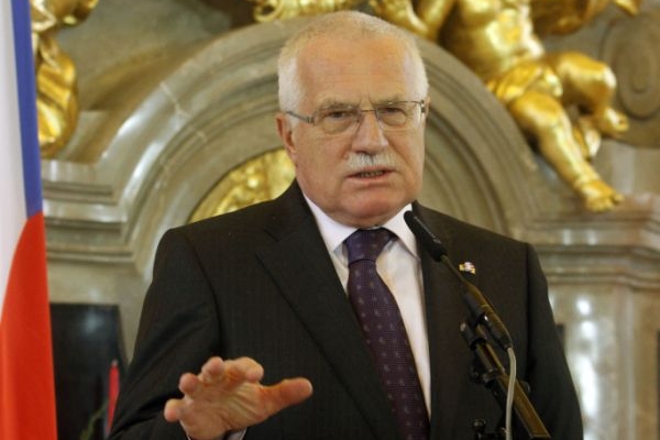 Prezident Václav Klaus podepsal vládní novelu, podle níž se platy představitelů státu sníží v příštím roce o pět procent.