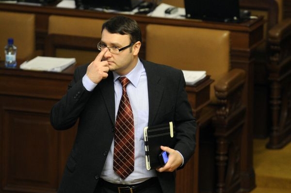 Končící ministr životního prostředí Pavel Drobil již byl u výslechu. 
