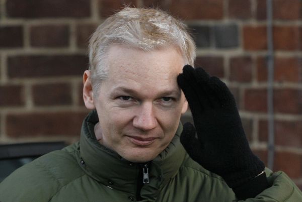 Administrativa prezidenta Baracka Obamy zkoumá, zda je podle stávajících zákonů možné obvinit spoluzakladatele WikiLeaks Juliana Assange z trestných činů.