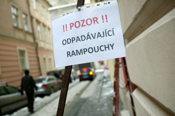 Nejenom venku mohou čekat nástrahy zimy. Na chodníku sice na člověka může spadnout rampouch, ale doma si zase často ublíží při uklízení (ilustrační foto).