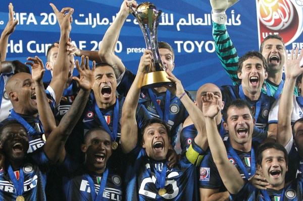 Fotbalisté Interu oslavují zisk trofeje.