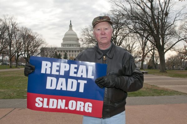 Válečný veterán z Vietnamu před budovou Kapitolu protestuje proti diskreditaci gayů v armádě USA.