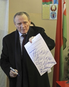 Šéf opozičního hnutí Mluv pravdu! Uladzimir Njakljajev napsal na hlasovací lístek: Nové volby bez Lukašenka.
