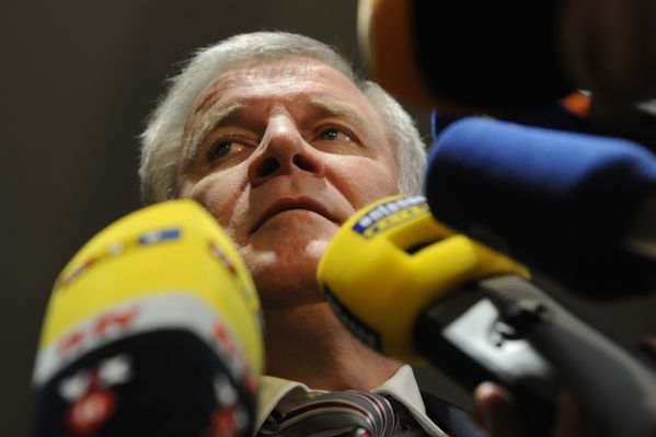 Bavorský premiér Horst Seehofer přijel na návštěvu Česka. Hovořit se bude o česko-bavorských vztazích. Bavorský premiér Horst Seehofer přijel na návštěvu Česka. Hovořit se bude o česko-bavorských vztazích.