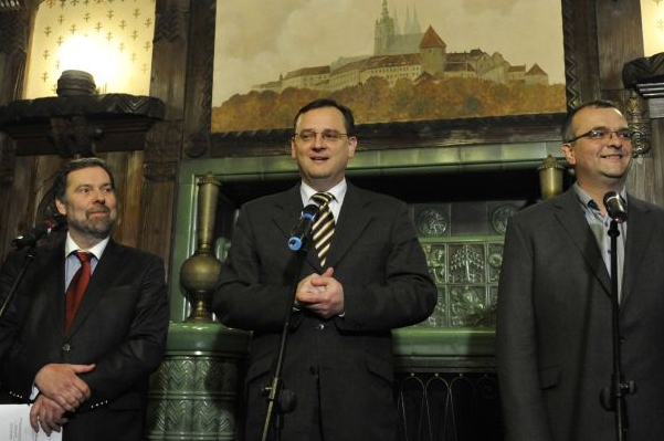 Lídři koalice budou jednat znovu v pondělí večer. Lídři koalice budou jednat znovu v pondělí večer.
