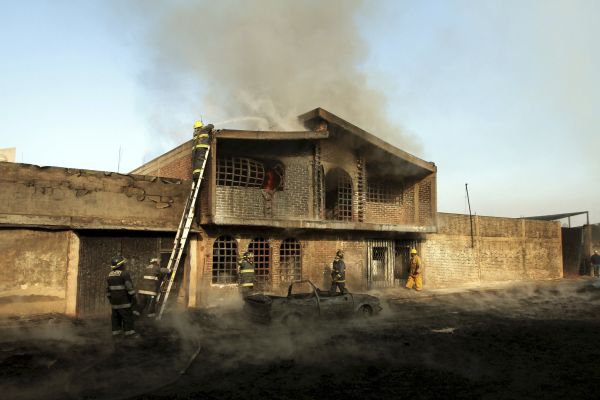 K výbuchu zřejmě došlo při krádeži ropy. Exploze poničila přes stovku domů.