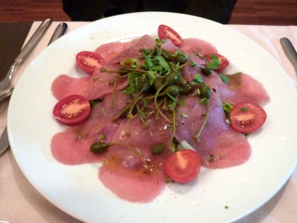 Carpaccio z čerstvého tuňáka s kapary a oreganem. 