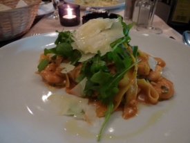 Tagliatelle s rukolou a krevetami.