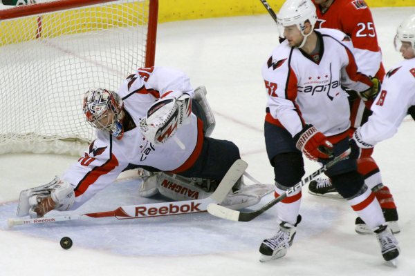 Michal Neuvirth v brance Washingtonu.