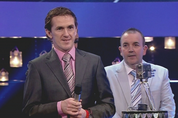 Britský Sportovec roku Tony McCoy a druhý šipkař Phil Taylor (vpravo).