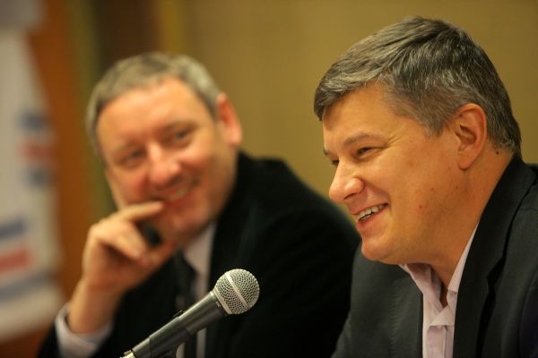 Generální ředitel Sazky Aleš Hušák (vpravo) na dnešní tiskové konferenci.