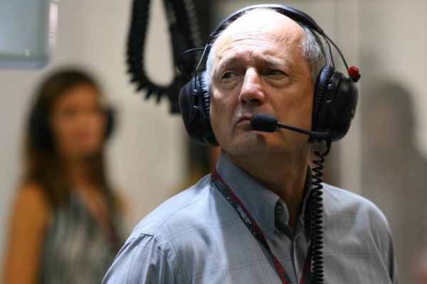 Ron Dennis přijel navštívit svůj bývalý tým do Abú Zabí na poslední závod sezony.