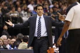 Kouč Erik Spoelstra musí hvězdný tým vyvážit. 
