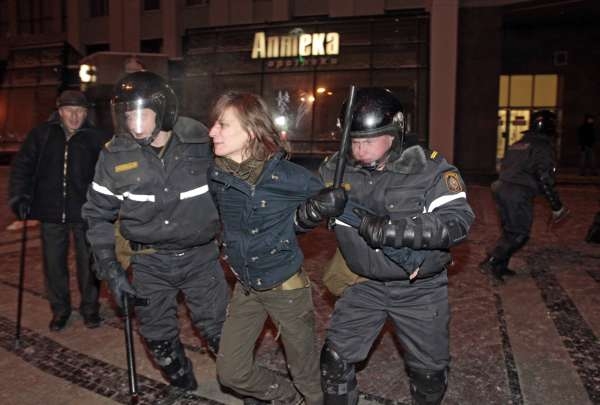 Po volbách v Bělorusku. Zatýkání a bití demonstrantů v Minsku.
