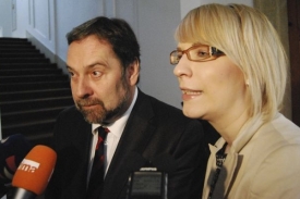 Stále se neví, jak se při hlasování projeví poslanci za Věci veřejné.