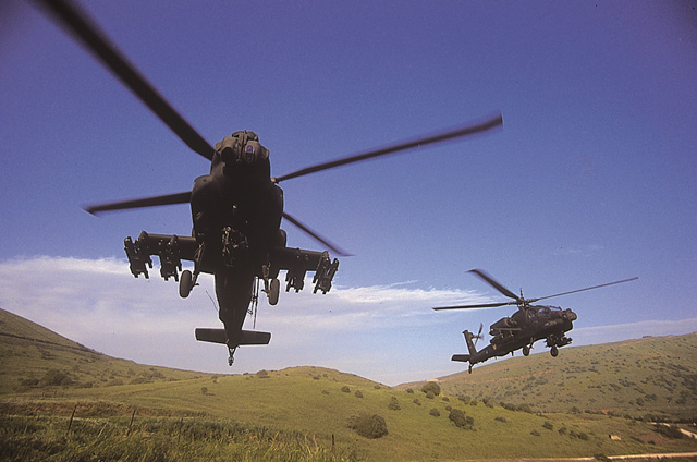 Izraelské vrtulníky Apache.