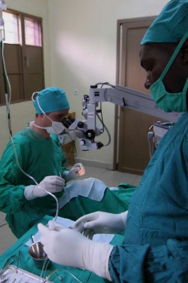 'Kouzelník Piet' má roku 2010 na svém rwandském kontě 3500 operací očí.