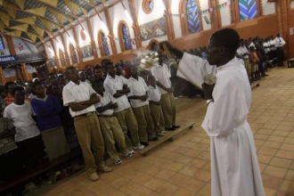 Na mši přijel i biskup. Rwanda je křesťanská země.