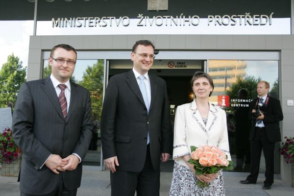 Pavel Drobil při uvádění do úřadu premiérem Nečasem. Na fotografii i jeho současná náměstkyně Ruth Bízková.