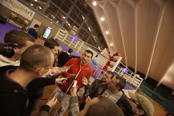 Vladimir Kličko s českými novináři při sparingu s Ondřejem Pálou. 