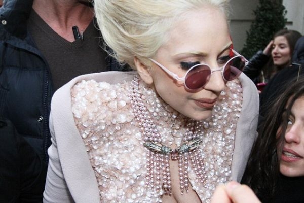 Zpěvačka Lady Gaga v jednom ze svých extravagantních modelů.