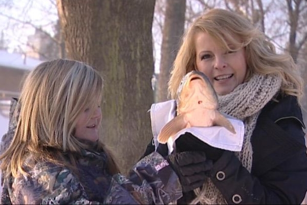 Iveta Bartošová se synem Arturem a vánočním kaprem.