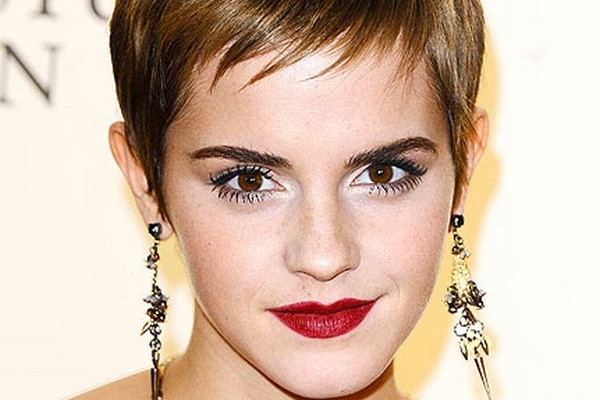 Emma Watsonová se nechala ostříhat na krátko.