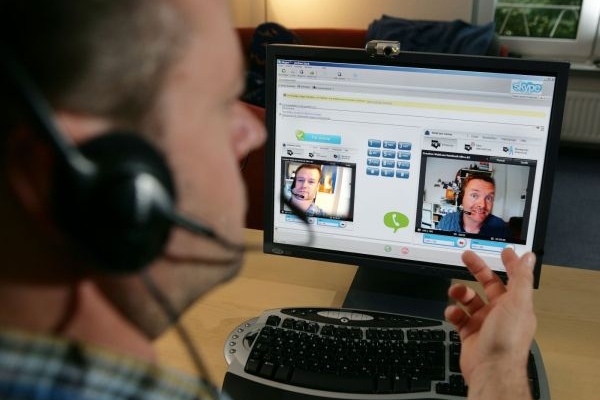 Komunikace přes skype je sice pohodlná, ale osobní kontakt nenahradí.