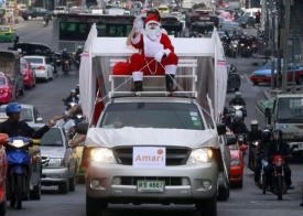 Santa Claus v ulicích Bangkoku.