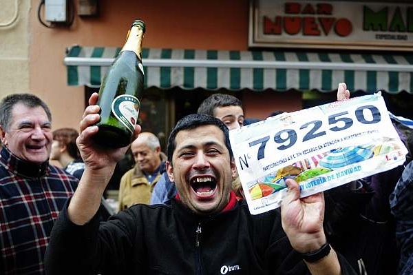 Za jeden kupón 79250 dostane výherce španělské loterie 300 tisíc eur.