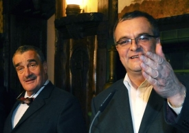 Miroslav Kalousek tráví svátky doma s rodinou, Karel Schwarzenberg u nových snach.