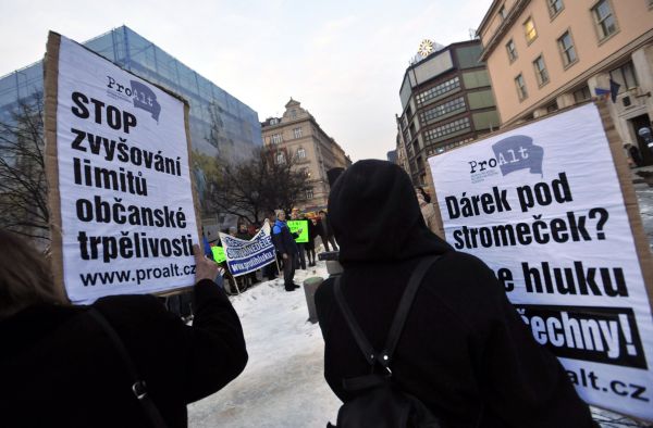 Před ministerstvem zdravotnictví demonstrovalo přes 50 lidí, nelíbí se jim chystaná novela, která zvyšuje hlukové limity.