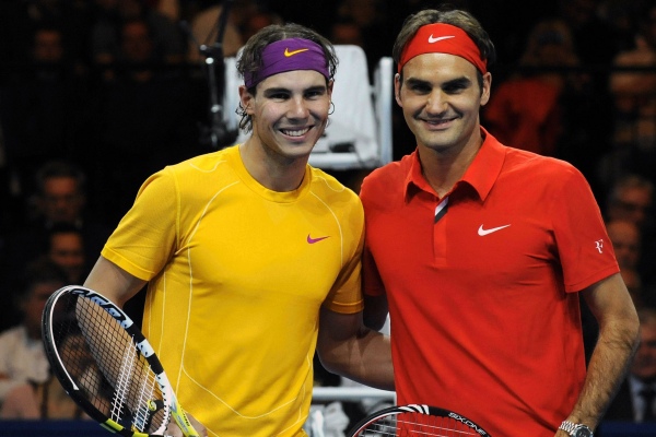 Rafael Nadal (vlevo) a Roger Federer.