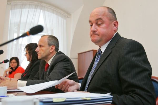 Františka Dohnala (vpravo) šetření státních peněz příliš netrápí. Františka Dohnala (vpravo) šetření státních peněz příliš netrápí.
