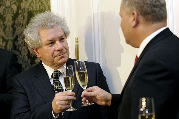 Jiří Bělohlávek (vlevo) a ministr Jiří Besser připíjejí na budoucí spolupráci.