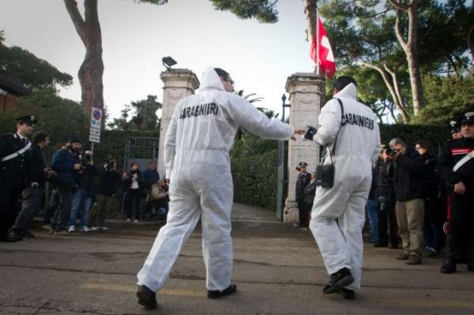 Italská policie ohledává místo činu.