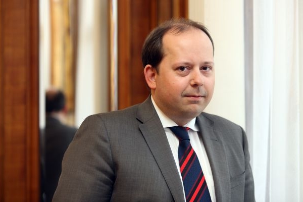 Návrh na snížení maximálních cen léků a úhrad do sněmovny předložil poslanec ODS Marek Šnajdr. Návrh na snížení maximálních cen léků a úhrad do sněmovny předložil poslanec ODS Marek Šnajdr.