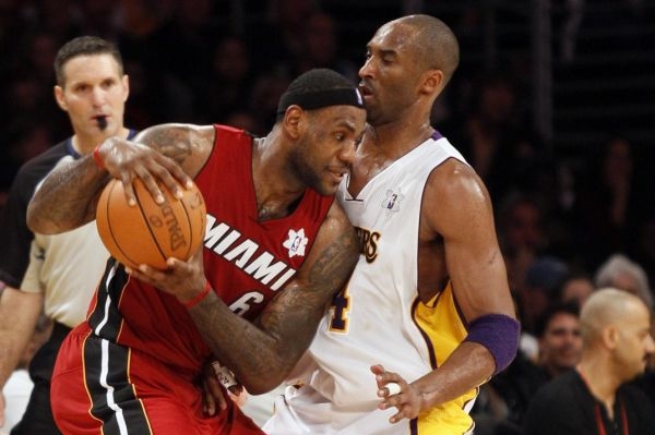 Kobe Bryant z Los Angeles brání LeBrona Jamese z Miami.