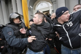 Policie musela řešit nepokoje při jednání soudu o zrušení Dělnické strany.