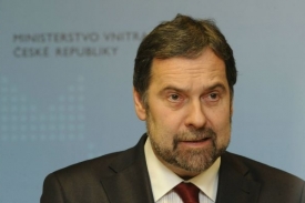 Ministr vnitra tvrdí, že o žádném ovlivňování nic neví.