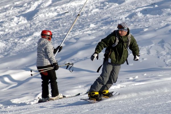 Na sjezdovce by měli mít lyžaři i snowboardisté přilby. U nás to ale zatím povinné není.