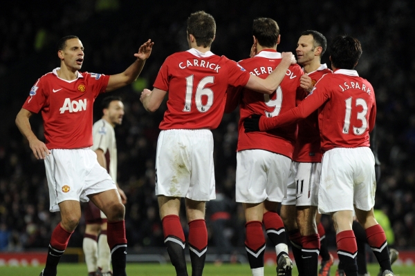 Fotbalisté Manchesteru United se radují z gólu.