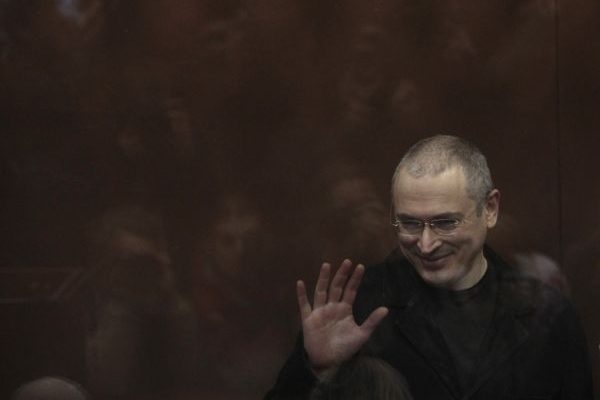 Soud uznal Chodorkovského vinu ze zpronevěry miliard.