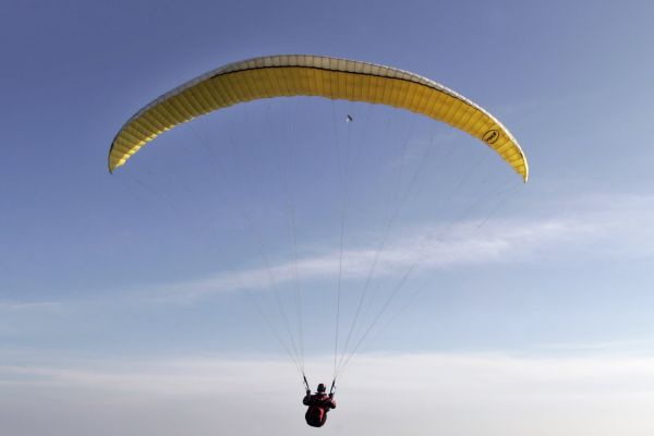 Našel se jen kus paraglidingového křídla (ilustrační foto).