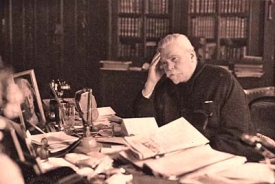 Karel Kramář v pracovně. 