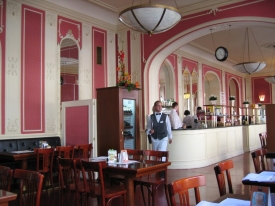 Café Louvre dnes, tady 27. 12. 1910 slavil padesátku politik Karel Kramář.