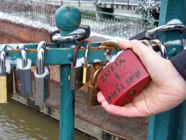 Most plný zámků se stal novou turistickou atrakcí. Most plný zámků se stal novou turistickou atrakcí.