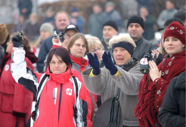 Na začátku prosince zaměstnanci ve státní a veřejné sféře po celé zemi protestovali proti škrtům ve mzdách. Nebylo jim to nic platné. Na začátku prosince zaměstnanci ve státní a veřejné sféře po celé zemi protestovali proti škrtům ve mzdách. Nebylo jim to nic platné.