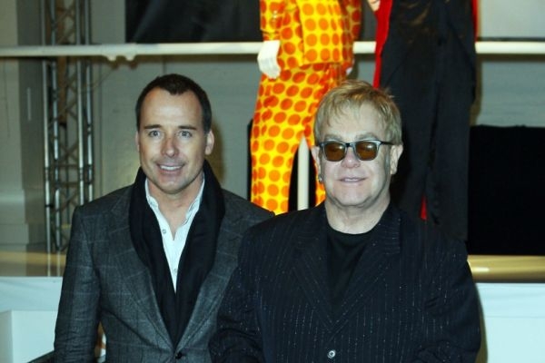 Elton John s partnerem Davidem Furnishem.