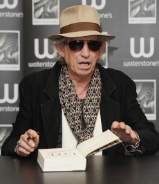 Keith Richards na autogramiádě svých pamětí.